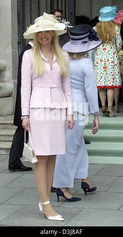 (Dpa) - Mode-Designerin Jette Joop und aktuelle Freundin von Alexander von Schaumburg-Lippe kommt bei der Hochzeit von Sven Ley und Zoe Appleyard am Dom in Salzburg, Österreich, 8. Mai 2004. Stockfoto