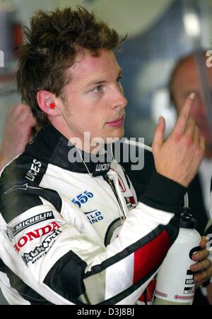 (Dpa) - britische Formel 1 pilot Jenson Button (BAR-Honda) während ein freies Training auf dem Circuit de Catalunya in der Nähe von Barcelona, Spanien, 7. Mai 2004 abgebildet. Die Formel 1 Grand Prix von Spanien stattfinden am 9. Mai 2004. Stockfoto