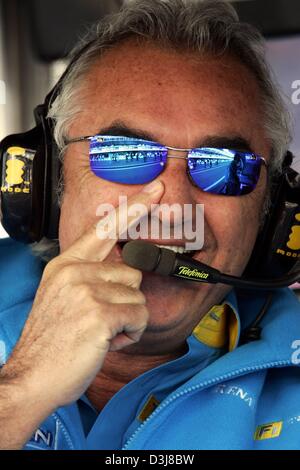 (Dpa) - Flavio Briatore, italienische Team-Kapitän von der Renault-Rennstalls, lächelt in die Kommandozentrale auf dem Circuit de Catalunya in der Nähe von Barcelona, Spanien, 8. Mai 2004. Die Formel 1 Grand Prix von Spanien stattfinden am 9. Mai 2004. Stockfoto