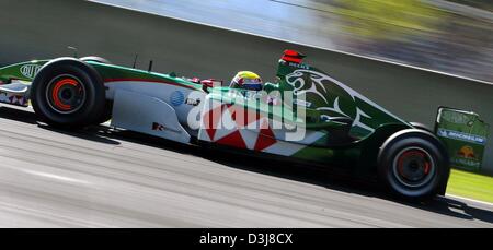 (Dpa) - australische Formel 1 pilot Mark Webber (Jaguar) verlangsamt in einer Kurve mit seinen Rädern glühend heißen beim freien Training auf dem Circuit de Catalunya in der Nähe von Barcelona, Spanien, 8. Mai 2004. Die Formel 1 Grand Prix von Spanien stattfinden am 9. Mai 2004. Stockfoto