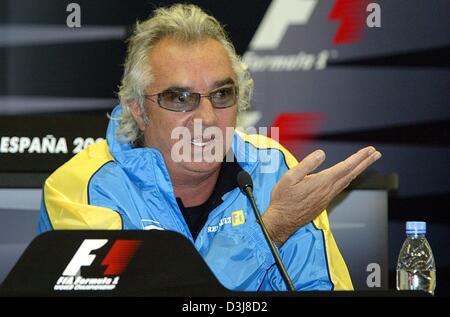 (Dpa) - Flavio Briatore, Teamchef von Renault, Gesten, wie er während einer Pressekonferenz auf der Formel 1 Rennstrecke in Barcelona, Spanien, 6. Mai 2004 spricht. Der spanischen grand Prix wird stattfinden am Wochenende des 8. Mai und 9. Mai 2004. Stockfoto