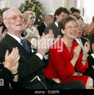 (Dpa) - Graf Lennart Bernadotte (L) begrüßt, als er neben seiner Frau Gräfin Sonja Bernadotte während ihr Geburtstag Empfang auf der Insel Mainau in Bodensee, Deutschland, Freitag, 7. Mai 2004 sitzt. Gräfin Sonja feiert ihren 60. Geburtstag, von ihrem Mann gefolgt, Graf Lennart, Geburtstag, 95th an diesem Samstag verwandelt. Stockfoto