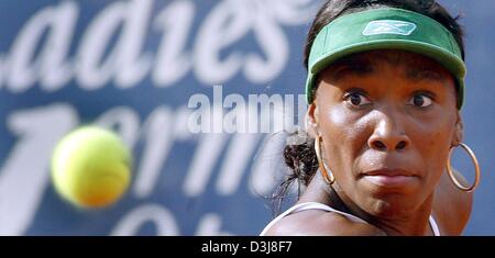 (Dpa) - mit ihren Augen weit offen US-Tennisspielerin Venus konzentriert sich auf den Ball während des Spiels von der Frauen Deutsch Öffnen in Berlin, 5. Mai 2004. Williams schlägt Griechenland Eleni Danilidou 7-5, 6-3. Stockfoto