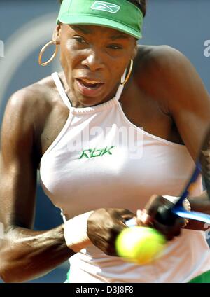 (Dpa) - US-Tennisspielerin Venus Williams spielt eine starke Rückhand während eines Spiels der Frauen German Open in Berlin, 5. Mai 2004. Williams schlägt Griechenland Eleni Danilidou 7-5, 6-3. Stockfoto