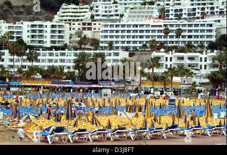 (Dpa) - leere Sonnenliegen in Hülle und Fülle vor den großen Hotels in Puerto Rico auf der Insel Gran Canaria, Spanien, 25. April 2004 finden. Im Vergleich zum Vorjahr weniger Touristen auf den Kanarischen Inseln im Frühjahr 2004 registriert wurden. Ein Grund für Touristen, die von der Kanarischen Insel könnte neue Bedrohungen durch spanische Terrororganisation ETA richtet sich auch an Installationen in Stockfoto