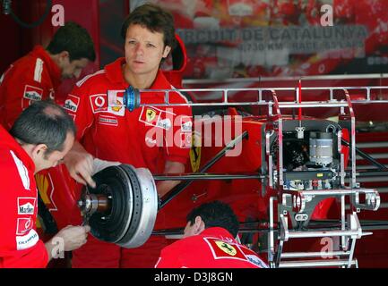 (Dpa) - Ferrari-Mechaniker auf den Rennwagen der Formel 1-Weltmeister Michael Schumacher auf dem Circuit de Catalunya Formel 1 Rennen verfolgen in der Nähe von Barcelona, Spanien, 6. Mai 2004 arbeiten. 9. Mai 2004 werden im Gange den Formel 1 Grand Prix von Spanien. Stockfoto