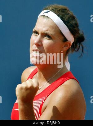 (Dpa) - US-Tennisspielerin Jennifer Capriati macht eine triumphale Faust und jubilates in ihrem Match gegen Maria Sharapova aus Russland auf dem Centre Court in Berlin, Deutschland, 5. Mai 2004. Capriati gewann den German Open in drei setzt 5-7, 6-4 und 6-1. Stockfoto