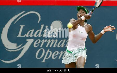 (Dpa) - US-Tennisspielerin Venus Williams trifft eine starke Vorhand in ihrem Match gegen Anna Smashnova-Pistolesi aus Israel auf dem Centre Court in Berlin, Deutschland, 6. Mai 2004. Williams gewann die German Open Match in zwei Sätzen 6-3, 6-1. Stockfoto