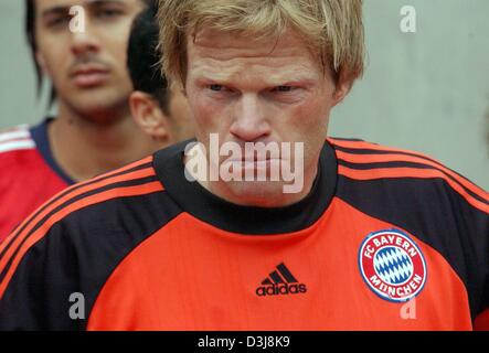 (Dpa) - Bayern München Torwart Oliver Kahn konzentriert sich während eines Spiels im RheinEnergieStadion in Köln, Deutschland, 1. Mai 2004. München gewann das Ligaspiel gegen Köln mit einem Score von 2: 1. Im Hintergrund Kahns Teamkollegen peruanische vorwärts Claudio Pizarro ersichtlich. Stockfoto