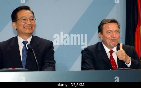 (Dpa) - German Chancellor Gerhard Schroeder (R) gibt einen Daumen nach oben während einer Pressekonferenz mit dem chinesischen Ministerpräsidenten Wen Jiabao im Kanzleramt in Berlin, Deutschland, 3. Mai 2004. Deutschland und China wollen ihrem Handelsvolumen von der aktuellen 50 Milliarden Euro jährlich bis zum Jahr 2010 zu verdoppeln. Außerdem einigte man sich auf offizielle Konsultationen auf hohen staatlichen Ebenen. Wen Jiab Stockfoto