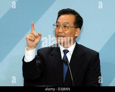 (Dpa) - Gesten chinesischen Ministerpräsidenten Wen Jiabao während einer Pressekonferenz im Bundeskanzleramt in Berlin, Deutschland, 3. Mai 2004. Deutschland und China wollen ihrem Handelsvolumen von der aktuellen 50 Milliarden Euro jährlich bis zum Jahr 2010 zu verdoppeln. Außerdem einigte man sich auf offizielle Konsultationen auf hohen staatlichen Ebenen. Wen Jiabao ist für einen viertägigen Besuch in Deutschland. Stockfoto