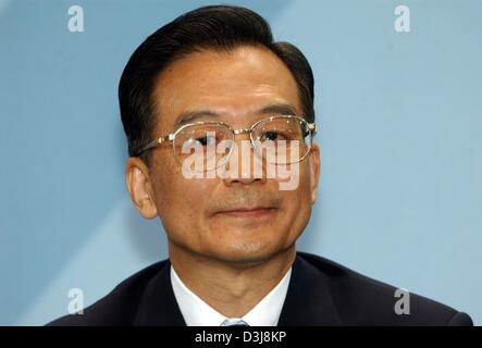 (Dpa) - Chinas Premierminister Wen Jiabao während einer Pressekonferenz im Bundeskanzleramt in Berlin, Deutschland, 3. Mai 2004. Deutschland und China wollen ihrem Handelsvolumen von der aktuellen 50 Milliarden Euro jährlich bis zum Jahr 2010 zu verdoppeln. Außerdem einigte man sich auf offizielle Konsultationen auf hohen staatlichen Ebenen. Wen Jiabao ist für einen viertägigen Besuch in Deutschland. Stockfoto