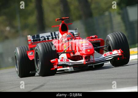 (Dpa) - Rennen deutsche Formel 1-pilot Michael Schumacher während der 2004 San Marino Grand Prix in Imola, Italien, 25. April 2004. Schumacher (Ferrari-Team) fuhr fort, um das Rennen zu gewinnen.