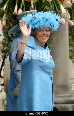 (Dpa) - niederländischen Königin Beatrix trägt einen große blaue Feder Hut und Wellen, wie sie die Kirche nach der Hochzeit ihres Sohnes, niederländischer Prinz Johan Friso und seine Braut Mabel Wisse Smit in Delft, Niederlande, 24. April 2004 verlässt. Stockfoto