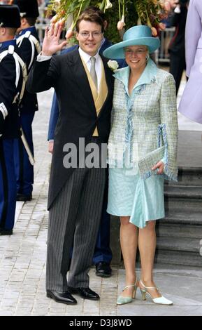 (Dpa) - Prinzessin Laurentien und Prinz Constantijn der Niederlande zu gelangen, um die kirchliche Trauung des niederländischen Prinzen Johan Friso und seiner Braut Mabel Wisse Smit in der alten Kirche in Delft, Niederlande, 24. April 2004. Stockfoto