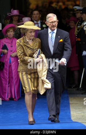 (Dpa) - Prinzessin Margriet und Pieter van Vollenhoven Ehemann verlassen die Kirche nach der kirchlichen Hochzeit des niederländischen Prinzen Johan Friso und seiner Braut Mabel Wisse Smit in der alten Kirche in Delft, Niederlande, 24. April 2004. Stockfoto