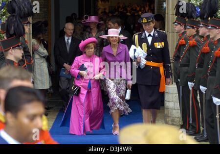 (Dpa) - Prinzessin Irene und ihre Schwester Christina (L) die Kirche verlassen, nachdem die kirchliche Trauung des niederländischen Prinzen Johan Friso und seiner Braut Mabel Wisse Smit in der alten Kirche in Delft, Niederlande, 24. April 2004. Stockfoto