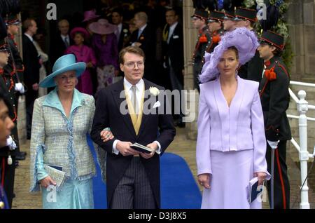 (Dpa) - Prinzessin Laurentien (L) und Prinz Constantijn der Niederlande zusammen mit Schwester und Trauzeugin Nicoline Wisse Smit, der Braut die Kirche nach der kirchlichen Hochzeit des niederländischen Prinzen Johan Friso und seiner Braut Mabel Wisse Smit in der alten Kirche in Delft, Niederlande, 24. April 2004 verlassen. Stockfoto