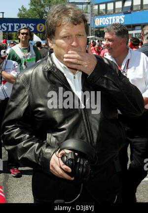 (Dpa) - Norbert Haug, Leiter des Mercedes Motorsport, vor der San Marino Grand Prix in Imola, Italien, 25. April 2004 abgebildet. Stockfoto