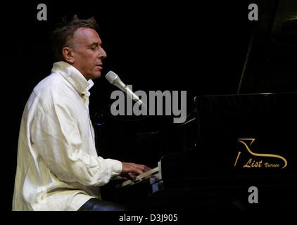 (Dpa) - britischer Musiker John Cale, einer der Mitbegründer der legendären Gruppe The Velvet Underground, führt bei einem Konzert in Frankfurt am Main, 23. April 2004. Stockfoto