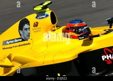 (Dpa) - deutsche Formel ein Testpilot Timo Glock Rennen in seinem gelben Jordanfurt die zeigt ein Porträt des ehemaligen Formel 1 Welt Champion Ayrton Senna bei Enzo e Dino Ferrar Racing Cricuit in Imola, Italien, 23. April 2004. Vor zehn Jahren starb der brasilianischen Fahrer bei einem Unfall während eines Rennens auf der Rennstrecke in Imola. Die erste europäischen Rennen der F1-Saison statt findet in Imola Stockfoto