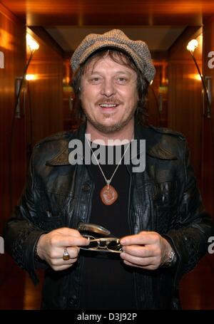 (Dpa) - italienische Musiker, Blues-Sänger und Song Writer Zucchero Lächeln als er in einem Korridor von einem Hotel in Hamburg, Deutschland, 22. April 2004 stehen. 48-j hrige Musiker gefördert sein neue Album enthält eine Sammlung von Duetten mit internationalen Sängern. Das Album, das ihn 15 Jahre dauerte, zu produzieren, wird offiziell während einer UN-Benefiz-Konzert an der Londoner Royal Albert H eingeführt werden Stockfoto
