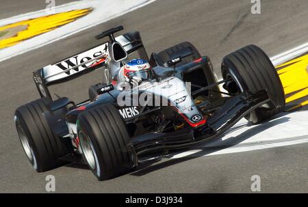 (Dpa) - Rennen während des freien Trainings entlang der "Enzo e Dino Ferrari" Rennstrecke in Imola, Italien, Freitag, 23. April 2004 finnische Formel 1 pilot Kimi Raeikkoenen mit seinem McLaren-Mercedes. Raeikkoenen fuhren zum achte Mal der schnellste. Der San Marino grand Prix startet am Sonntag, 25. April 2004. Stockfoto