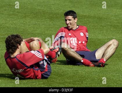 (Dpa) - Bayern Spieler Roy Makaay (R) scherzt mit seinem Kollegen Teamkollegen Martin Demichelis beim Training in München, 23. April 2004. Das Team bereitet ein Lokalderby gegen TSV 1860 München auf Sonntag, 25. April 2004. Stockfoto