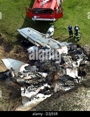 (Dpa) - ein Luftbild des Wracks von zwei deutsche Tornado-Kampfjets, die in der Luft in der Nähe der Stadt Garding, Norddeutschland, am Mittwoch, 21. April 2004 kollidierte. Zwei Besatzungsmitglieder wurden bei dem Absturz getötet, aber zwei andere waren in der Lage, Sicherheit Fallschirm, teilte die Polizei mit. Stockfoto