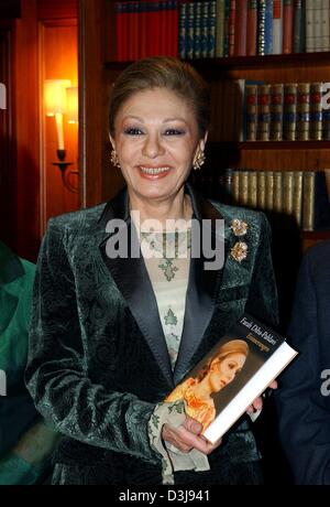 (Dpa) - der ehemalige iranische Kaiserin Farah Diba-Pahlavi hält ihr neues Buch "An Enduring Love: mein Leben mit dem Schah: A Memoir" bei einem Treffen mit der Presse im Luxus Hotel Adlon in Berlin, Deutschland, 21. April 2004. Das Buch zeigt nicht nur den Glanz der ehemaligen Monarchie, sondern auch die politischen Phasen in ihrem Leben. Farah Dibas Märchenhochzeit mit dem Schah von Persien in 1 Stockfoto