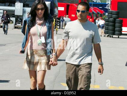 (Dpa) - kolumbianischer Rennfahrer Montoya (Team BMW-Williams) und seine Frau Connie (L) kommen auf der Rennstrecke "Enzo e Dino Ferrari" in Imola, Italien, auf Donnerstag, 22. April 2004. Die erste europäischen Rennen der F1-Saison stattfinden in Imola mit dem Grand Prix von San Marino dies kommenden Sonntag. Stockfoto