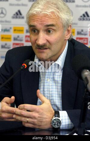 (Dpa) - Fußball-Team-Coach Rudi Voeller kündigt die Spieler für das Testspiel gegen Rumänien International während einer Pressekonferenz in Frankfurt/Main, Deutschland, 22. April 2004. Das Spiel wird in der rumänischen Hauptstadt Bukarest 28. April 2004 stattfinden. Stockfoto