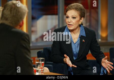 (Dpa) - ehemalige iranische Kaiserin Farah Diba während eines Gesprächs in der ARD-Talkshow "Kerner" in Hamburg, Deutschland, 20. April 2004 Gesten. Stockfoto