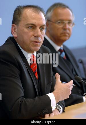 (Dpa) - Fragen bezeichnet Deutsche Zentralbank Präsident Axel Weber (L) und der deutsche Finanzminister Hans Eichel Antwort von Reportern auf Webers einleitenden Pressekonferenz in Berlin, Deutschland, am 21. April 2004. Der Wirtschaftsprofessor aus Köln, Deutschland, wurde offiziell von der Bundesregierung ernannt, um Ernst Welteke tritt die Nachfolge der durch die "Adlon-Affäre" zurücktreten musste Stockfoto