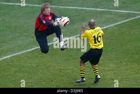 (Dpa) - Münchens Torhüter Oliver Kahn (L) rettet den Ball vor Dortmunder Leandro während des Bundesliga-Spiels des FC Bayern München gegen Borussia Dortmund in Dortmund, Deutschland, 17. April 2004. Dortmund gewann das Spiel 2: 0. Stockfoto