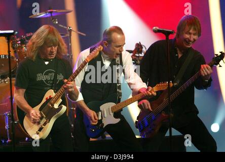 während der "50 Jahre Rock" TV-Show in Hannover, 17. April 2004 durchführen (Dpa) - die Musiker Rick Parfitt (L), Francis Rossi und John Edwards (R) der Rockgruppe Status Quo. Nationalen und internationalen Rock-Legenden durchgeführt während der TV-Show feiert den 50. Jahrestag der Rockmusik ihre größten Hits. Stockfoto