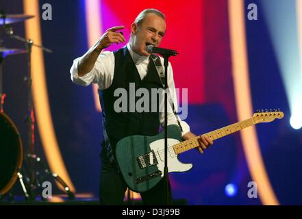 (Dpa) - Francis Rossi, Sänger der Rockgruppe Status Quo, während der "50 Jahre Rock" TV-Show in Hannover, 17. April 2004 durchführt. Nationalen und internationalen Rock-Legenden durchgeführt während der TV-Show feiert den 50. Jahrestag der Rockmusik ihre größten Hits. Stockfoto