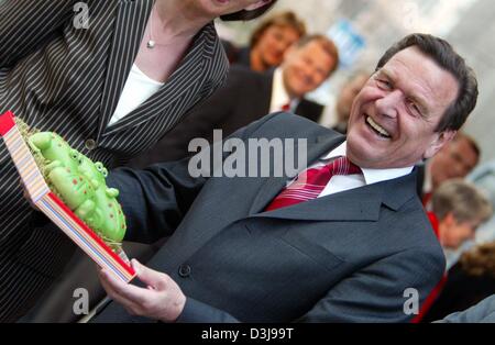 (Dpa) - Bundeskanzler Gerhard Schroeder Posen mit einer Mandel einfügen Geburtstagskuchen, die er vor seiner Geburtstagsfeier in Hannover, 16. April 2004 von Mitgliedern der grünen Partei erhielt. Schröder feierte seinen 60. Geburtstag mit über hundert Gästen aus Politik, Kultur und Show-Business. Seinen Geburtstag fiel auf 7. April 2004 die verbrachte er mit seiner Stockfoto