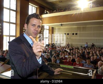 (Dpa) - der ehemalige deutsche Fußball team Kapitän Oliver Bierhoff steht vor einer Klasse der eifrige Studenten an der Humboldt Universität in Berlin, Deutschland, 14. April 2004. Zu Beginn des Sommersemesters ist der ehemalige Fußball-Profi eine Klasse an der ökonomischen Fakultät mit dem Titel "was die Gesellschaft vom Sport lernen kann" geben. Während seiner aktiven Zeit Wirtschaftsstudium Bierhoff über corre Stockfoto