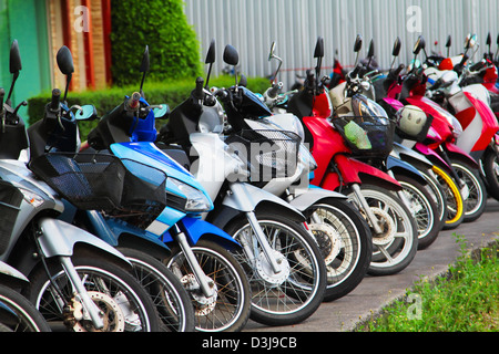 Viele Motobikes auf dem Parkplatz, Thailand Stockfoto