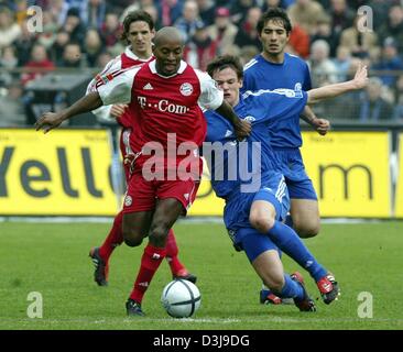 (Dpa) - Bayerns brasilianische Mittelfeldspieler Ze Roberto (L) in einem Duell mit Schalke Mittelfeldspieler Michael Delura (R). In den Hintergrund Bayern englische Mittelfeldspieler Owen Hargreaves (hinten, L) und Schalke türkische vorwärts Hamit Altintop (Rücken, R) beobachten die Szene. Liga Titelverteidiger FC Bayern München gewinnen ihre Bundesliga-Spiel gegen Schalke 04 mit einem Score von 2: 1 im Olympiastadion in M Stockfoto