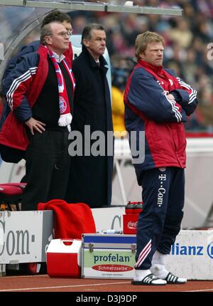 (Dpa) - Manager Uli Hoeneß (vorne, L) und Co-Trainer Michael Henke (hinten, L), Bayern-Torwart Oliver Kahn zu sehen das Ende des seiner Team-Spiel gegen Schalke von der Seitenlinie nach Leiden eine Beinverletzung früh in der zweiten Hälfte, die es ihm unmöglich gemacht hat zusammen mit seinem Trainer Ottmar Hitzfeld (C) weiterspielen. Verteidigung der Liga Meister FC Bayern München gewinnen ihre Stockfoto