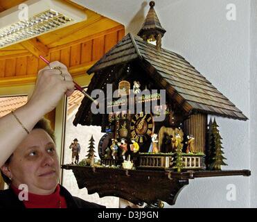 (Dpa) - Mitarbeiter Sabine von Rhein arbeitet an einer Kuckucksuhr bei einem Uhrmacher in Gernrode, Ostdeutschland, 15. März 2004. Obwohl die Kuckucksuhr ein typisches Souvenir aus dem Schwarzwald in Süddeutschland ist, hat die Herstellung von Kuckucksuhren eine Tradition in Gernrode seit Jahrzehnten. Stockfoto