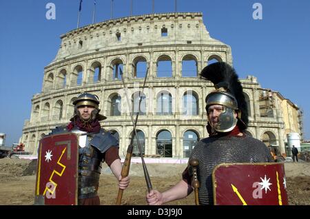 (Dpa) - posieren zwei Schauspieler, die als Ritter verkleidet vor das "Kolosseum" im Bau in einem Freizeitpark in Rust, Deutschland, 1. April 2004. Das Kolosseum ist eine Replikation der Roman Colosseum und ist Teil der neuen Hotel Colosseo im Europapark Freizeitpark. Das Hotel wird festlich am 1. Juni 2004 eröffnet und bietet exklusive Anzüge, ein römisches Bad und eine Sauna. Stockfoto