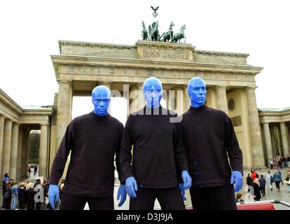 (Dpa) - drei Mitglieder der Blue Man Group posieren vor dem Brandenburger Tor in Berlin, 7. April 2004. Die live-Performance-Show der drei blauen Männer aus den Vereinigten Staaten läuft vom 8. Mai in der deutschen Hauptstadt. Es ist ihre erste show jemals außerhalb der USA. In Deutschland ist die Gruppe am besten bekannt für ihren Auftritt in einem Werbespot für Intel-Computer-Chips. Stockfoto