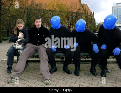 (Dpa) - drei Mitglieder der Blue Man Group betrachten zwei Jugendliche mit ihrem Hund sitzen auf einer Bank neben ihnen in Berlin, 7. April 2004. Die live-Performance-Show der drei blauen Männer aus den Vereinigten Staaten läuft vom 8. Mai in der deutschen Hauptstadt. Es ist ihre erste show jemals außerhalb der USA. In Deutschland ist die Gruppe am besten bekannt für ihren Auftritt in einem Werbespot für Intel co Stockfoto