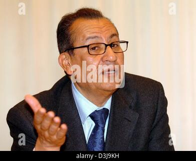 (Dpa) - Ibrahim El-Muallim aus Ägypten, Leiter der Föderation der arabischen Verleger, spricht im Rahmen der Buchmesse in Leipzig, Deutschland, 26. März 2004. Die Föderation repräsentiert Verlage aus 22 arabischen Ländern. Stockfoto