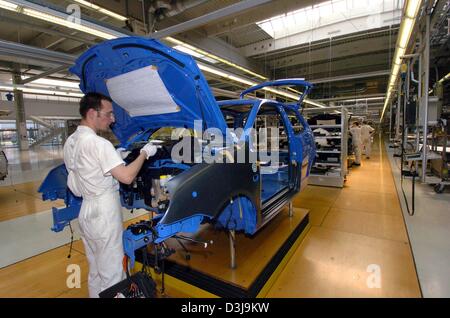 (Dpa) - Blick auf das Fließband der Volkswagen (VW) Slowakei-Anlage in der Nähe von Bratislava, Slowakei, 30. März 2004. Ca. 281.160 Touareg, Golf, Polo und Seat Ibiza Modelle wurden im Jahr 2003 etwa 9.000 Mitarbeiter im Werk hergestellt. Stockfoto