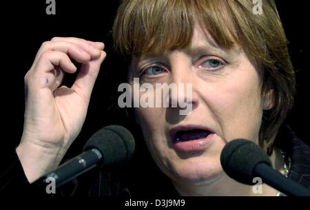 (Dpa) - Angela Merkel, Vorsitzende der Deutschen Demokratischen Partei (CDU), Gesten während ihrer Rede in Villingen, Deutschland, 27. März 2004.