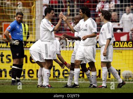 (Dpa) - Bayern Roy Makaay (2. v. L) und seinem Kollegen Teamkollegen Roque Santa Cruz (2. v. R) Hände klatscht und jubeln nach Socoring das Ziel 2-0, während Kaiserslautern Torwart Tim Wiese (L) enttäuscht während der Bundesliga-Fußball-Spiel zwischen 1. FC Kaiserslautern und FC Bayern München in Kaiserslautern, Deutschland, 3. April 2004 sieht. Kaiserslautern verlor das Spiel von einem sco Stockfoto